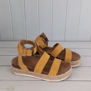 ⚡️LAST CHANCE ⚡️Universal Threads Platform Sandals 7.5